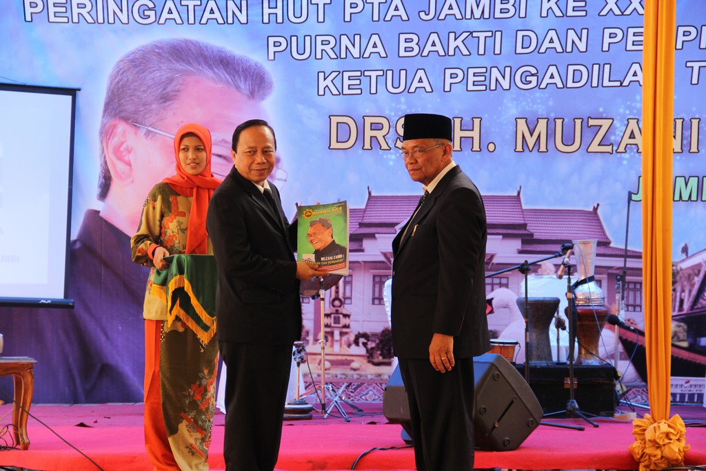Mantan KPTA Jambi Serahkan Majalah Jurdilaga kepada Hakim Agung