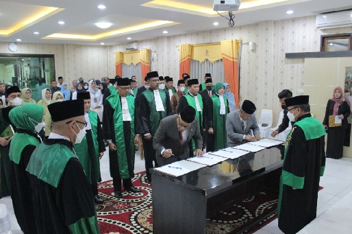 PTA Jambi Selenggarakan Pelantikan & Pengambilan Sumpah Jabatan 2 Hakim Tinggi dan 5 Ketua Pangadilan Agama