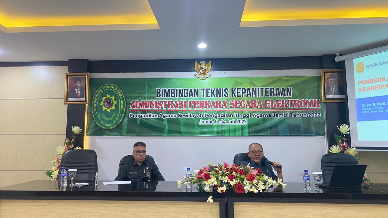 Wakil Ketua Pengadilan Tinggi Agama Jambi Memberikan Materi pada Acara Bimtek Kepaniteraan "Administrasi Perkara Secara Elektronik"