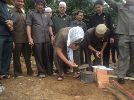    Ketua PTA Jambi Lakukan Peletakan Batu Pertama Pembangunan Musholla PA Muara Sabak