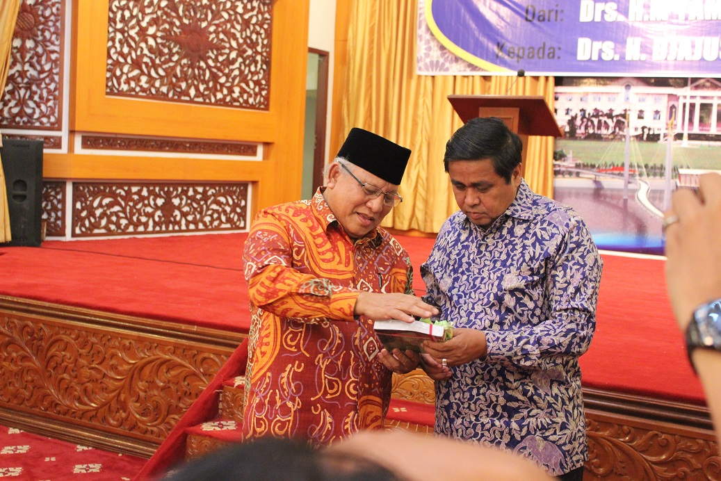 KPTA Jambi Serahkan Buku kepada Gubernur Jambi