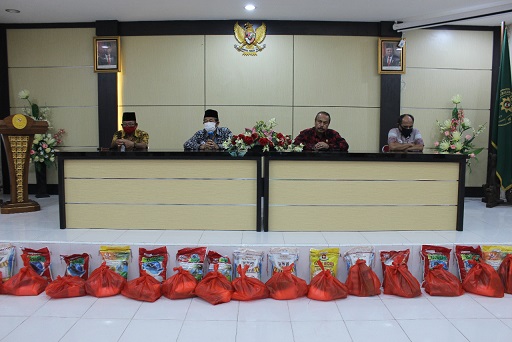 PTA Jambi melaksanakan Kegiatan Pemberian Bantuan kepada Petugas Kebersihan di Sekitar Kantor