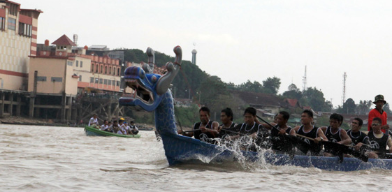 KPTA Jambi Ikut Lepas Peserta Pacu Perahu (04/01/2015)