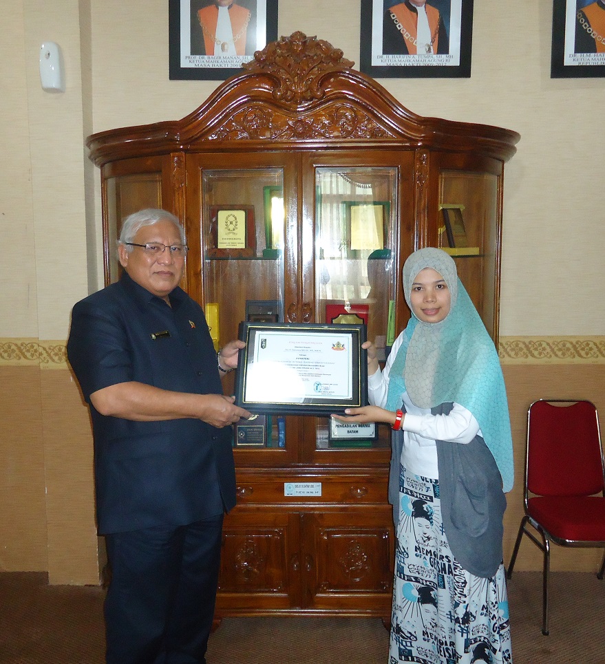 Ketua PTA Jambi Terima Penghargaan dari HMI (20/10/2014)