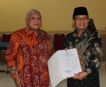 Mantan Wagub Provinsi Jambi H. Fachrori Umar Terima SK Pensiun (19/11)