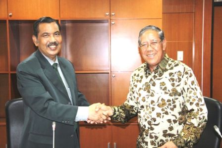 Ketua PTA Jambi Ucapkan Selamat Atas Pengukuhan Tuamarga MA Prof. H. Abdul Manan Menjadi Pengurus DKM Al-Mahkamah Masa Bakti 2015 - 2020 (08/04)