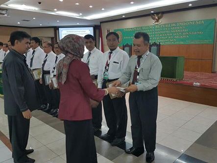 Ketua PA Kuala Tungkal Raih Sepuluh Besar Lulusan Terbaik Diklat Sertifikasi Ekonomi Syariah, Ketua PTA Jambi Ucapkan Selamat (22/11)