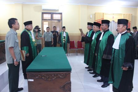 Ketua PTA Jambi Lantik Empat Ketua PA dan Tiga Panitera Pengganti (17/03)