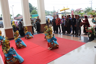 Tari Sekapur Sirih Sambut Rombongan Tim Asesor Eksternal SAPM Badilag dan Waka PTA Jambi di Pengadilan Agama Muara Bulian Kelas IB